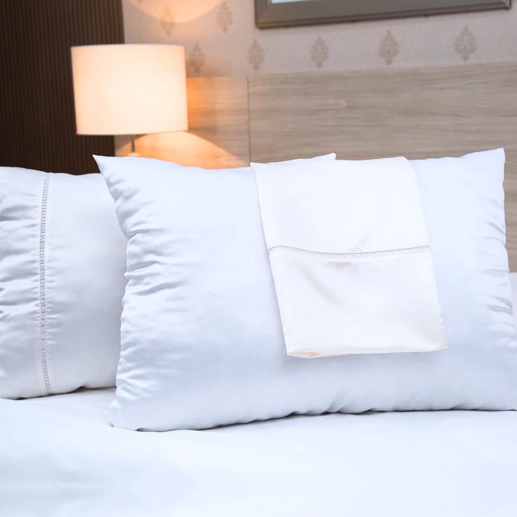 Travesseiro 50X90cm 200 Fios toque acetinado conforto Firme800gr Branco - 4104/10